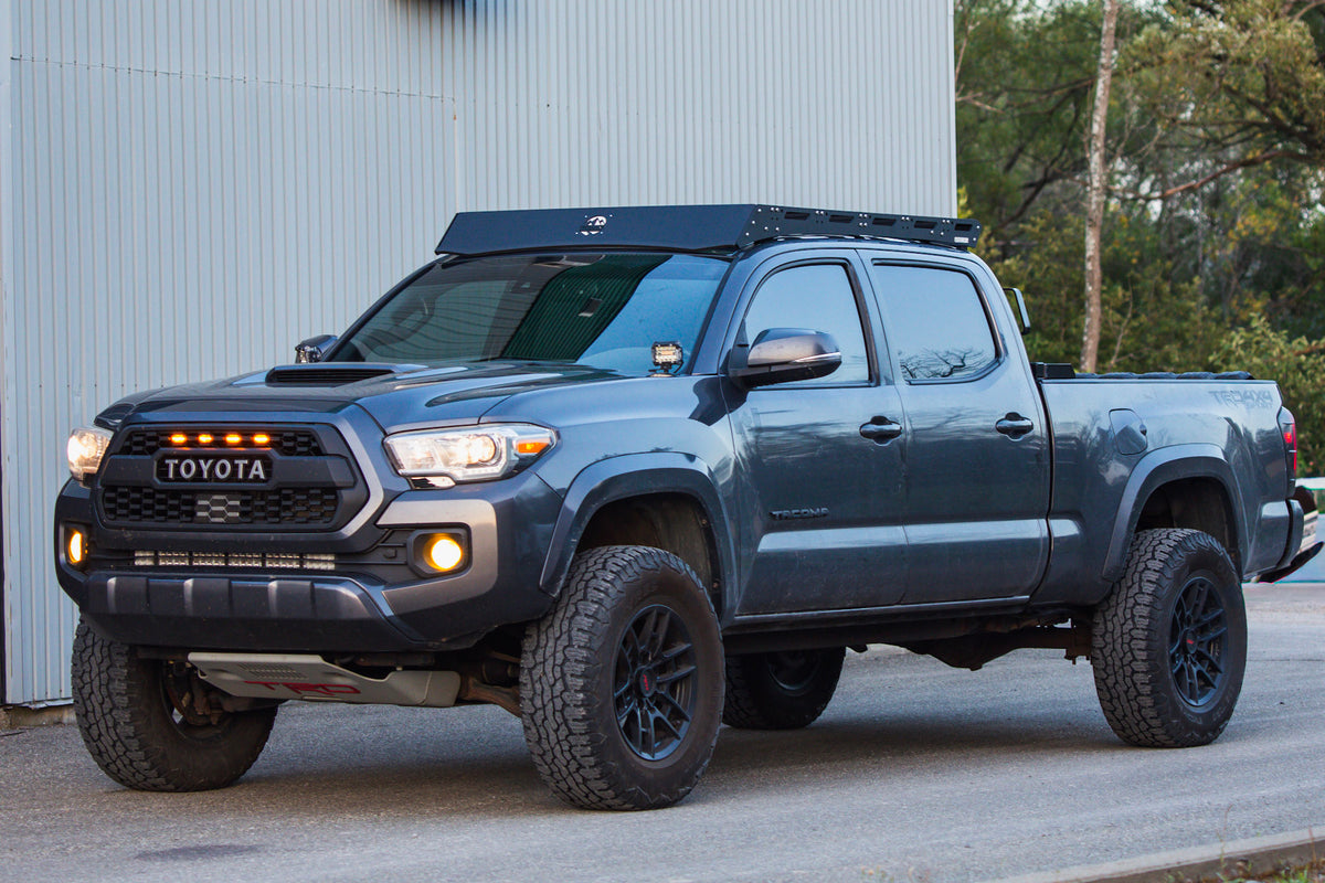 Plateforme de toit Freeland sur Toyota Tacoma 3e génération Double Cab, vue de trois quarts avant.