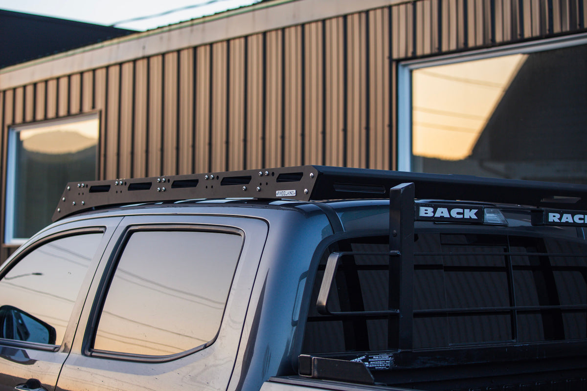 Détail arrière et latéral de la plateforme de toit Freeland sur Toyota Tacoma 3e génération.