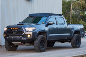 Plateforme de toit Freeland sur Toyota Tacoma 3e génération Double Cab, vue de trois quarts avant.