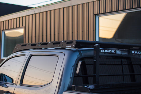 Détail arrière et latéral de la plateforme de toit Freeland sur Toyota Tacoma 3e génération.