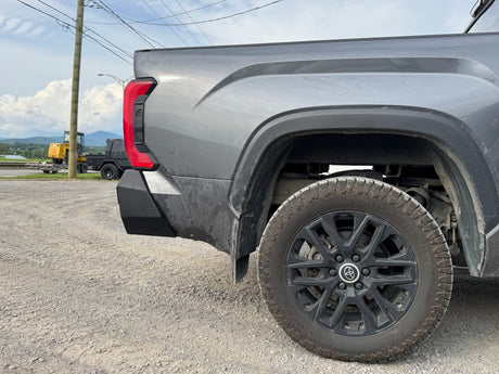Pare-chocs arrière Freeland sur Toyota Tundra 2022+, détail latéral